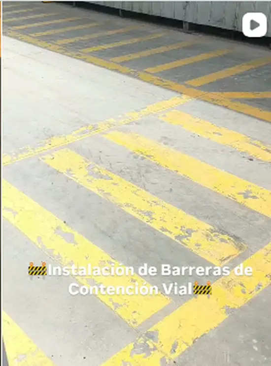 Demarcación amarilla de seguridad en pavimento industrial