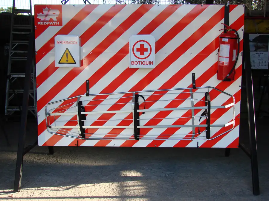 Estación de emergencia reflectante con botiquín y extintor