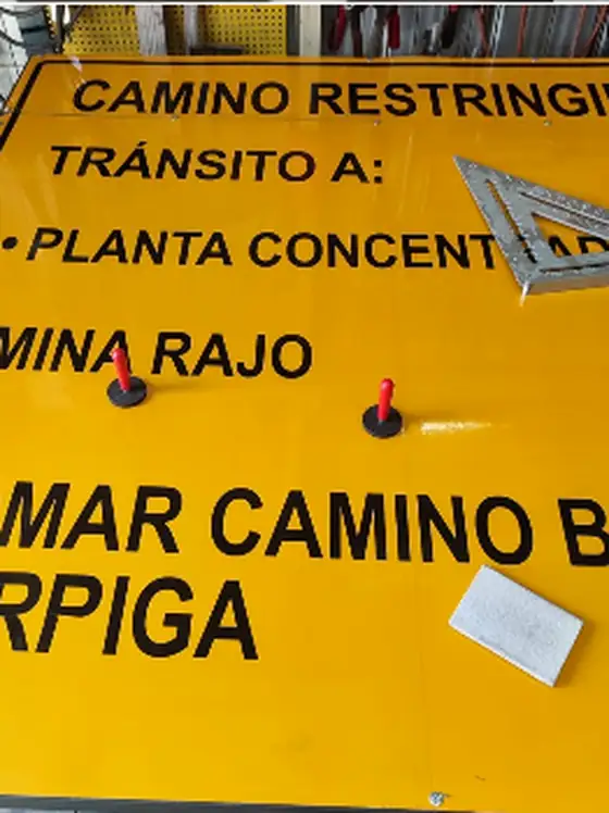 Señalética industrial amarilla para tránsito en faena
